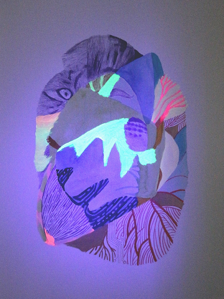 Dessin contemporain d’une chimère mélangeant les formes du vivant avec un mélange de crayons et de couleurs fluo sensibles à la lumière noire