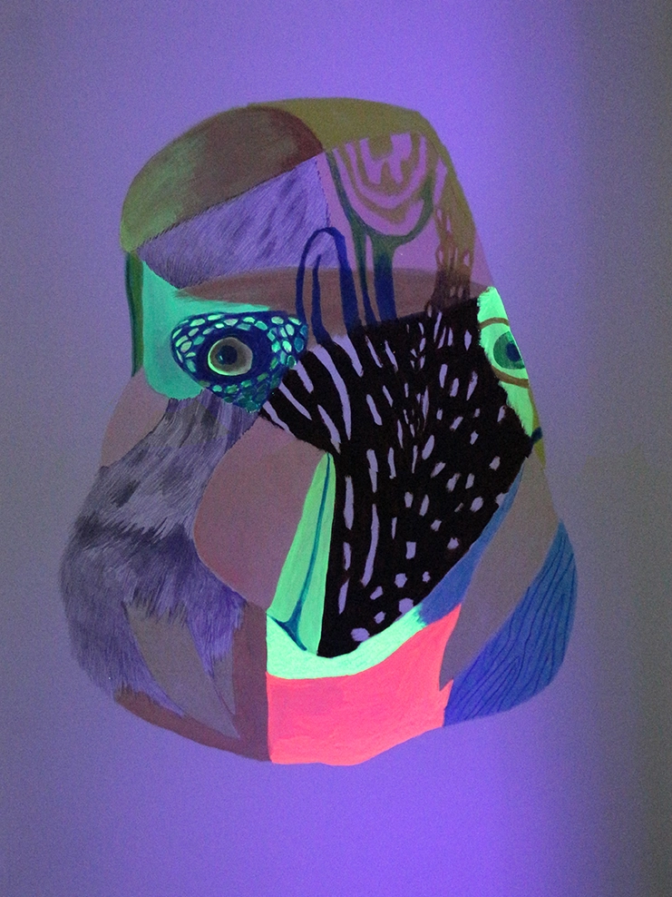 Dessin contemporain d’une chimère mélangeant les formes du vivant avec un mélange de crayons et de couleurs fluo sensibles à la lumière noire