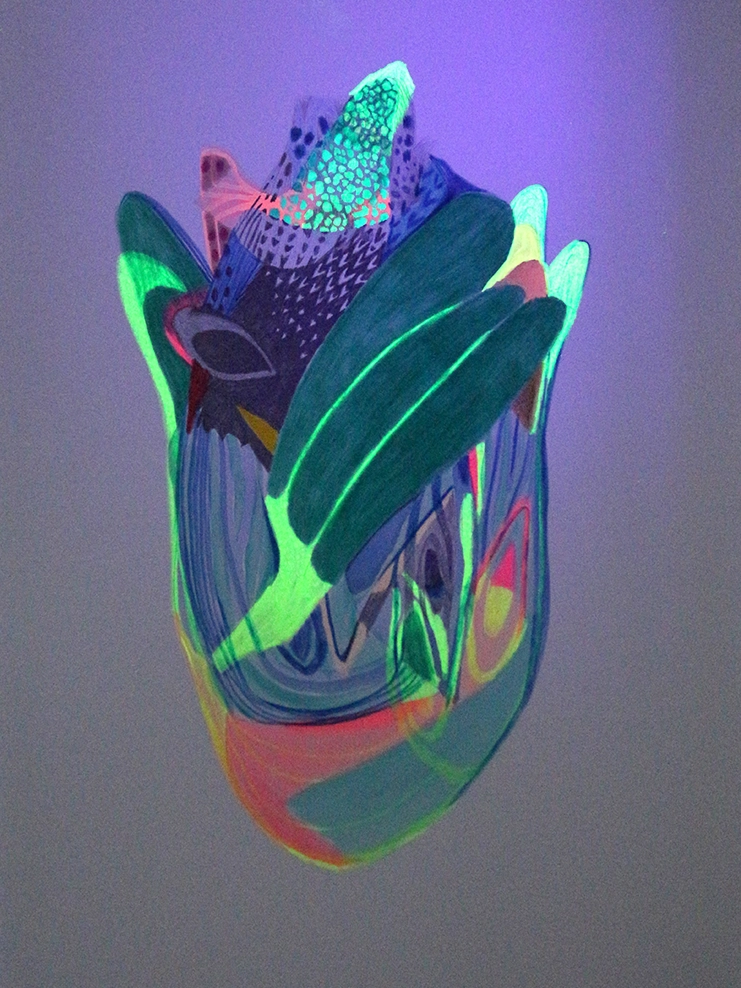 Dessin contemporain d’une chimère mélangeant les formes du vivant avec un mélange de crayons et de couleurs fluo sensibles à la lumière noire