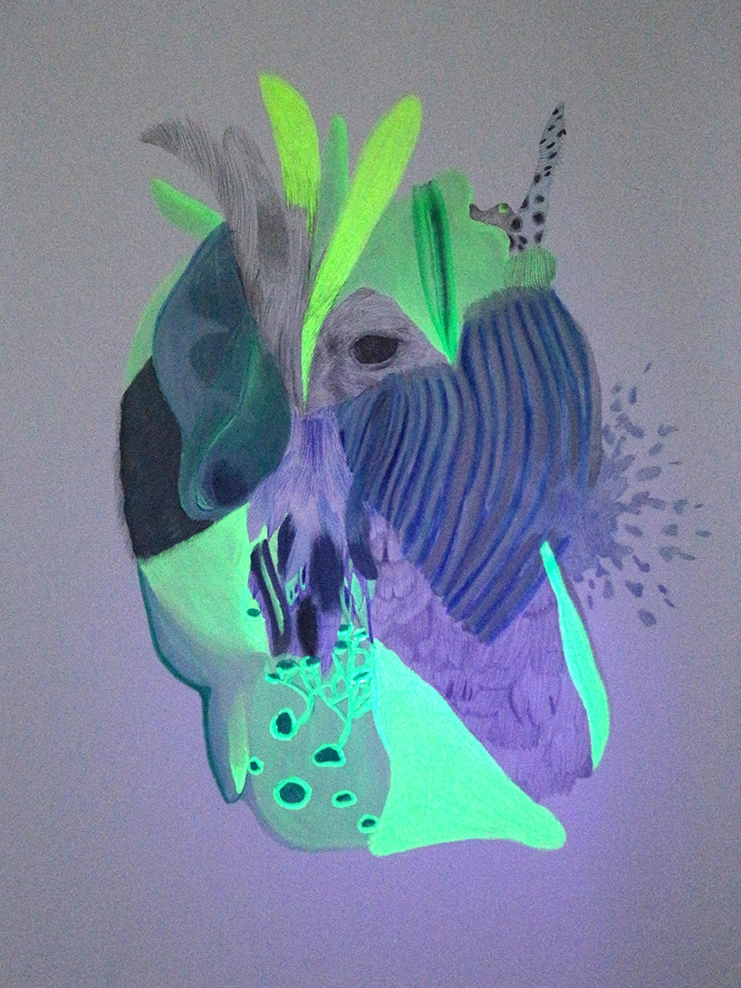 Dessin contemporain d’une chimère mélangeant les formes du vivant avec un mélange de crayons et de couleurs fluo sensibles à la lumière noire