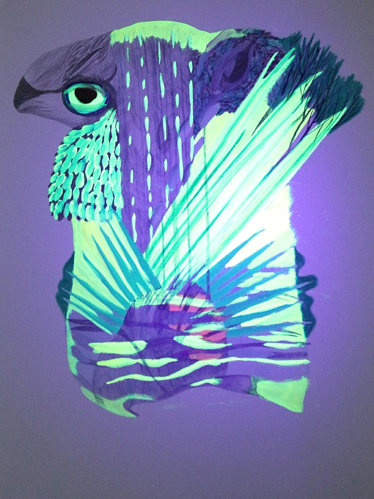 Dessin contemporain d’une chimère mélangeant les formes du vivant avec un mélange de crayons et de couleurs fluo sensibles à la lumière noire